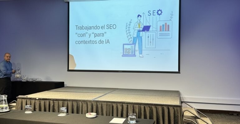 Rafael Vásquez Speaker en el CRIC Chile 2025 hablando sobre SEO